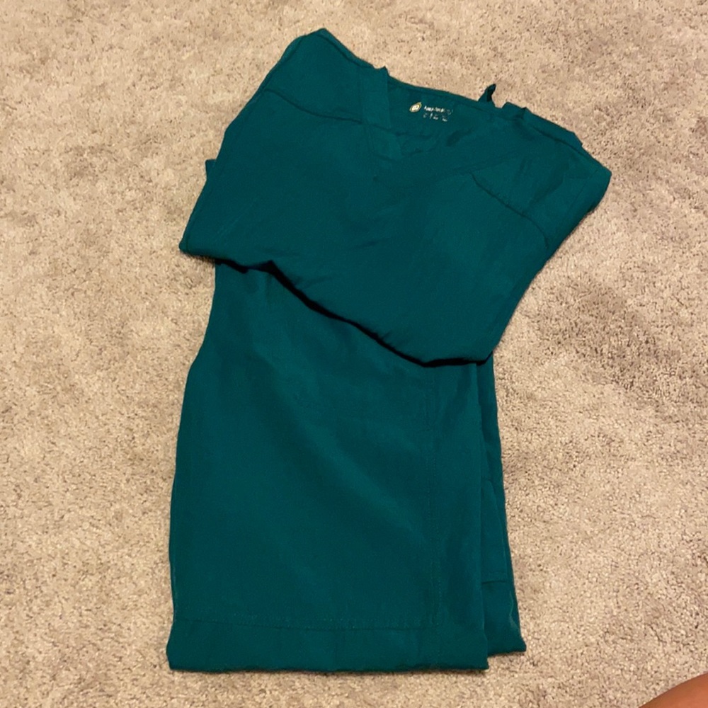 EUC green scrubs. Top- M, Pants- S tall